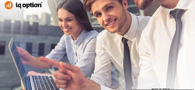 Pessoas negociando Opções Binárias na plataforma IQ Option